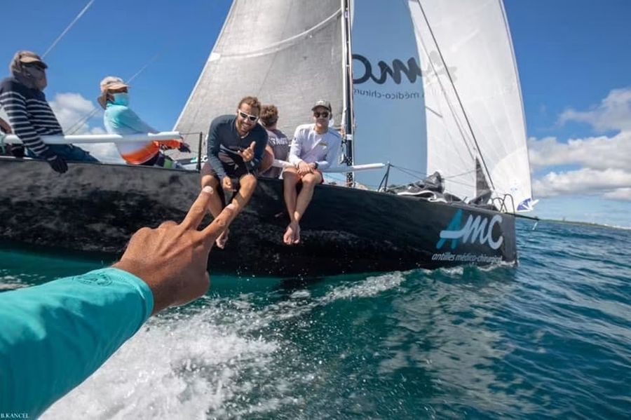 The Math sous spinnaker, équipage à bord